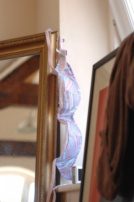 Glamour model removes her clothes while taking selfies in the mirror