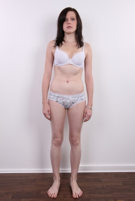 Amateur girl Jana removes her underwear to finish getting completely naked