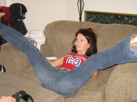 Long legged amateur Taylor Twins spread wide in jeans and sexy panties
