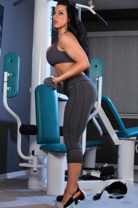 Latina bodybuilder Brianna Jordan exposes her boobs during a workout