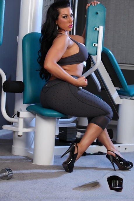 Latina bodybuilder Brianna Jordan exposes her boobs during a workout