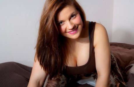 Pudgy big titted Hannah Sharp loses her bra to expose her huge BBW boobs