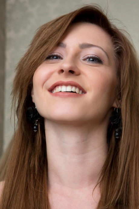 European solo girl Janelle loves to show off her neatly trimmed muff