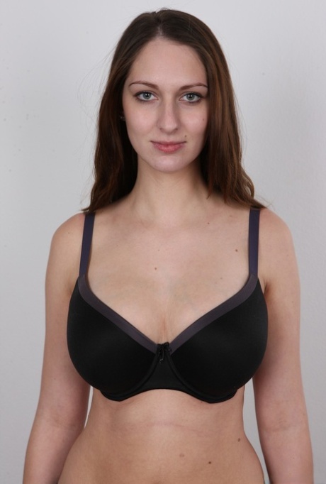 Amateur model Tereza undresses to model in the nude for first time