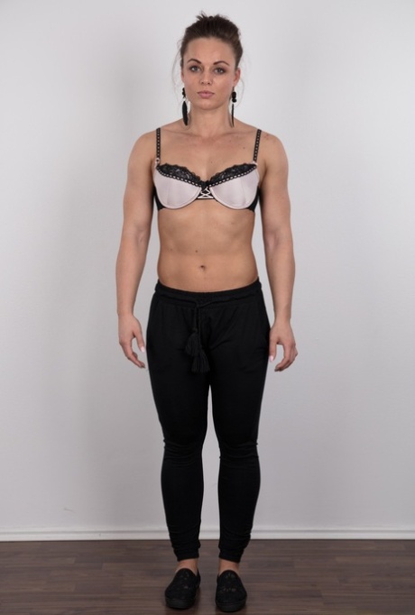 Bodybuilder chick Tereza disrobes to have her muscular body photographed