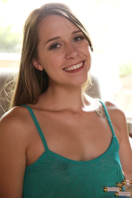 Stunning Zoey Laine places a Hitachi sex toy on her vagina and masturbates