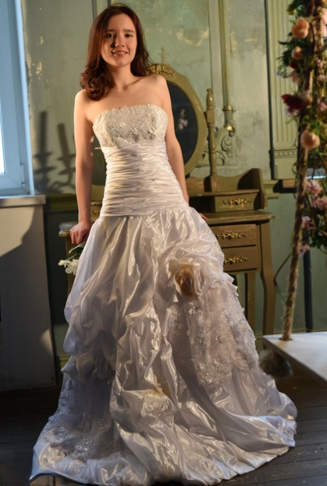 Teen bride frees her big naturals from wedding dress as she strips naked