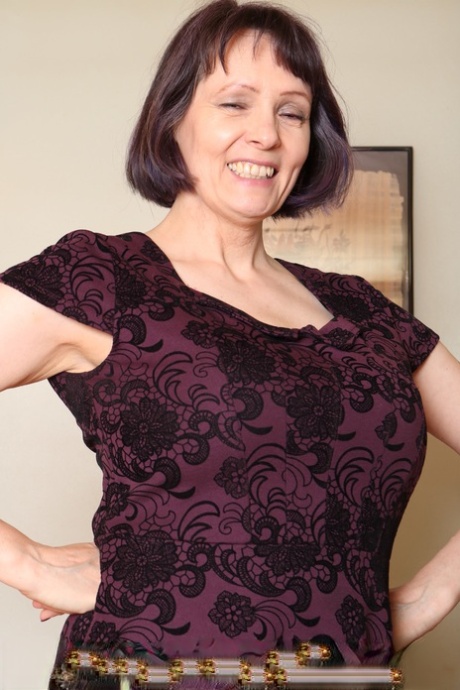 Mature housewife uncovers her nice tits before showing her shaved pussy