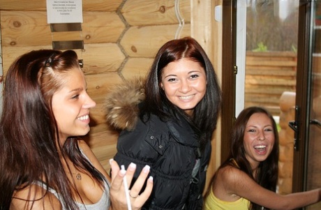 Drunk college students get involved in group sex while on spring break