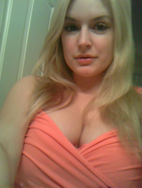 Blonde amateur Danielle Ftv dons numerous outfits for non nude selfies