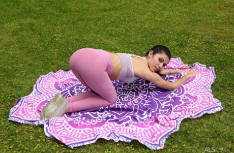 Amateur chick Gianna Gem sticks a baseball bat in her twat after yoga outdoors