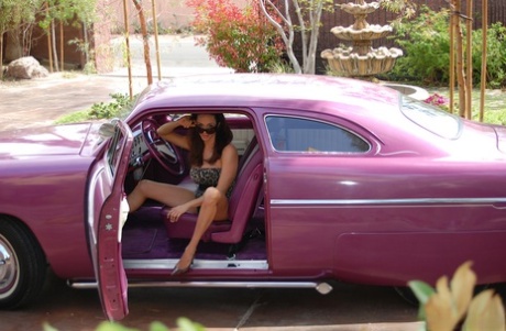 Latina MILF Ariella Ferrera fingers her asshole and pussy inside a car