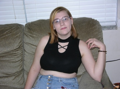 Chubby amateur Rosa slides jeans over her bare ass and slit as she gets naked
