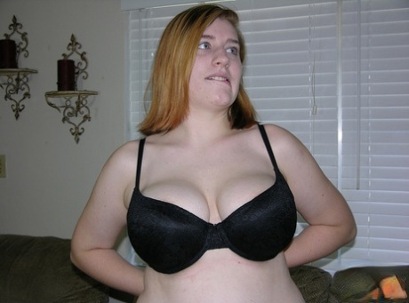 Chubby amateur Rosa slides jeans over her bare ass and slit as she gets naked