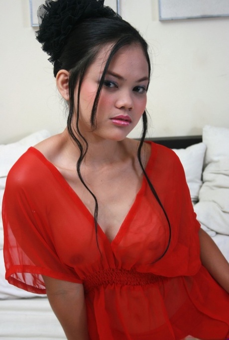 Sexy Asian teen Darling confidently exposes her firm tits and trimmed bush