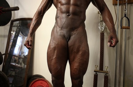 Ebony bodybuilder displays her totally ripped body during a nude workout