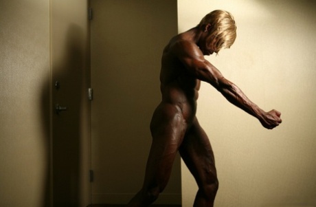 Ebony bodybuilder sports blonde hair while showing her ripped physique