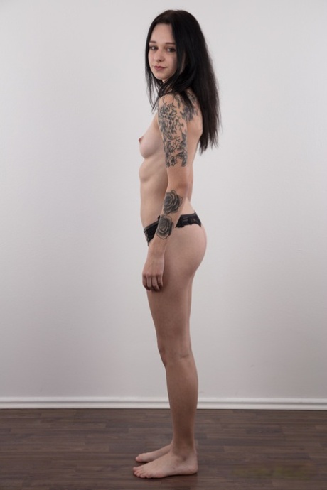 Dark-haired amateur Sona ditches all-black clothing to get totally naked