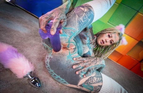 Heavily tattooed chick Anuskatzz toys her asshole while sporting dreadlocks