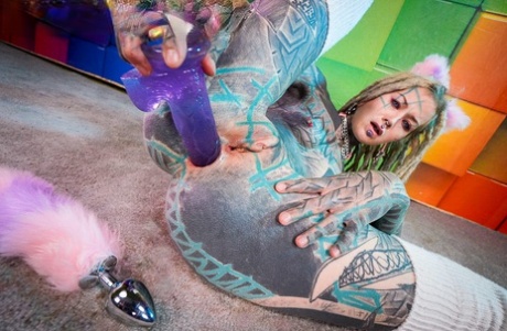 Heavily tattooed chick Anuskatzz toys her asshole while sporting dreadlocks