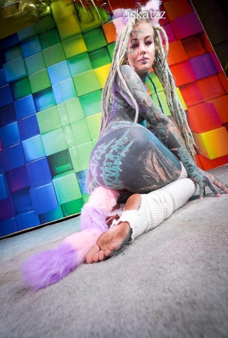Heavily tattooed chick Anuskatzz toys her asshole while sporting dreadlocks