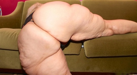 Amateur SSBBW Amber Conners puts her massive butt on display