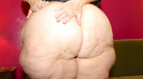 Amateur SSBBW Amber Conners puts her massive butt on display