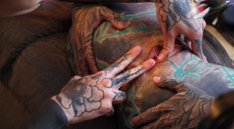 Heavily tattooed girls Nux Vomica & Anuskatzz partake in lesbian sex