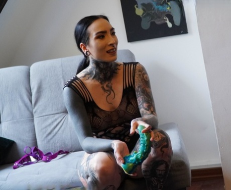 Heavily tattooed girls Nux Vomica & Anuskatzz partake in lesbian sex