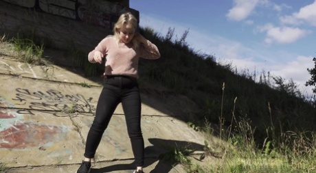 Blonde girl Nastya pulls down her pants for a badly needed pee in the outdoors