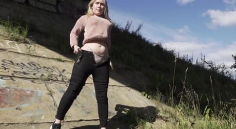 Blonde girl Nastya pulls down her pants for a badly needed pee in the outdoors