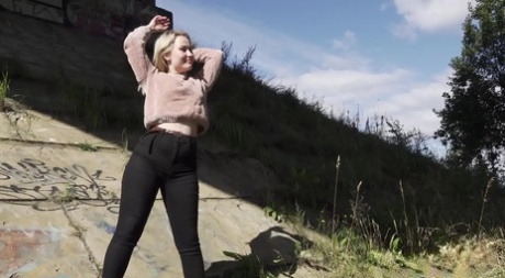Blonde girl Nastya pulls down her pants for a badly needed pee in the outdoors