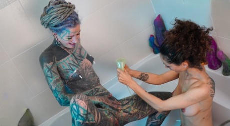 Alt girls Anuskatzz and Stacy Bloom fists pussies during lesbian sex in a tub