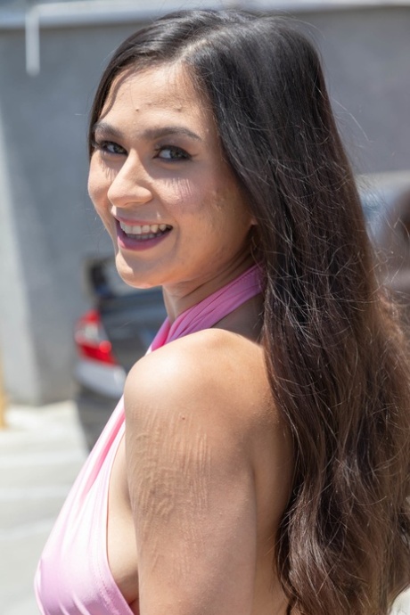 Tattooed brunette Jasmine Wilde flashes in public before giving head in a shop