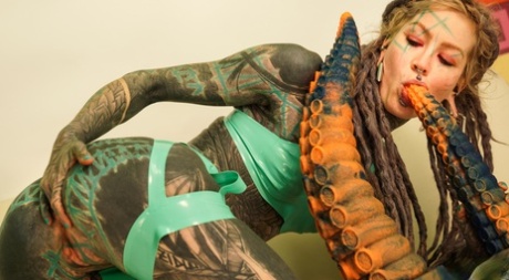 Body modifier Anuskatzz sticks a big dildo into her anal cavity