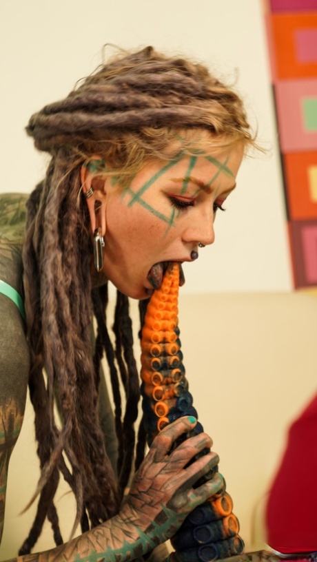 Body modifier Anuskatzz sticks a big dildo into her anal cavity