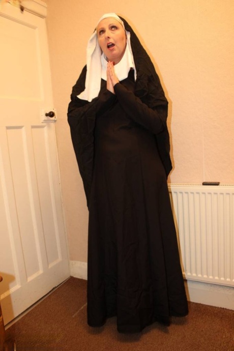 British nun Tracey Lain shows her shaved vagina before giving a POV blowjob