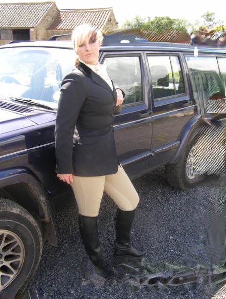 Amateur woman Samantha discards riding clothes to get naked on a tack box