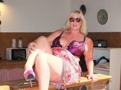 Mature fatty Melody sets her big boobs free while wearing sunglasses