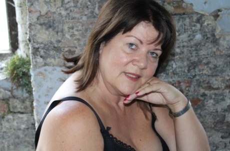 Mature plumper Cassandra Uk uncovers her breasts while wearing nylons