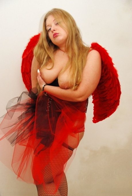 Thick chick Luscious Models looses her natural tits from a cute outfit