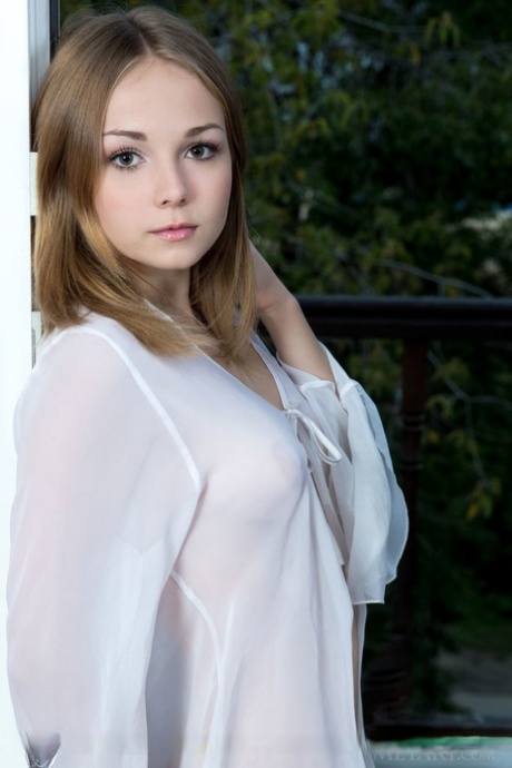Petite brunette cutie simply enjoys stretching her juicy pink slit