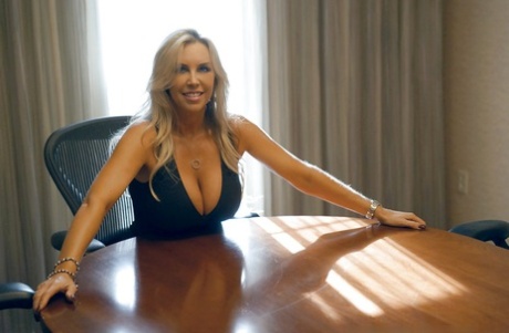 Stunning mature vixen in tiny dress flashing her inviting pussy
