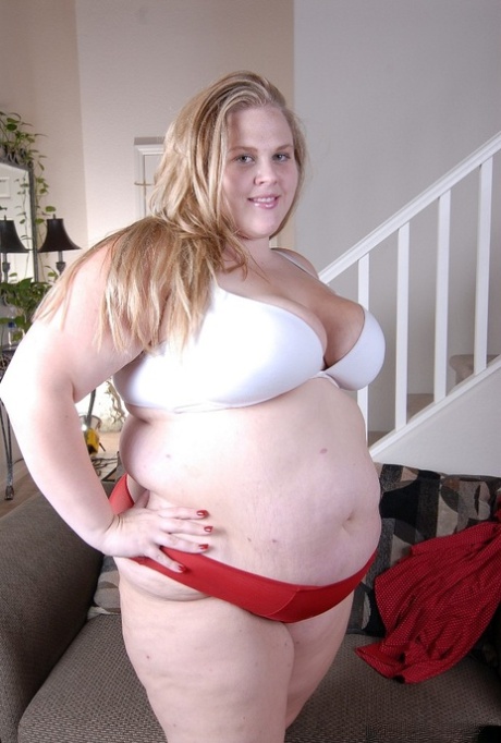 Sexy SSBBW Christina spreads her shaved vagina after stripping naked
