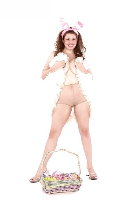 Chubby brunette pornstar Desirae flaunting big hangers in high heels