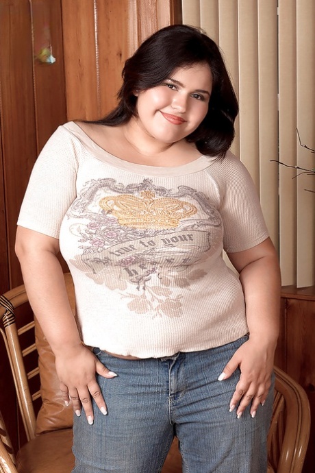 Busty BBW Karla Lane takes off jeans and shows her fat curves