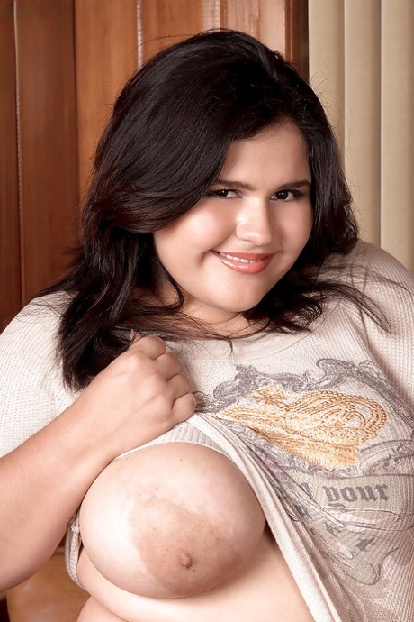 Busty BBW Karla Lane takes off jeans and shows her fat curves