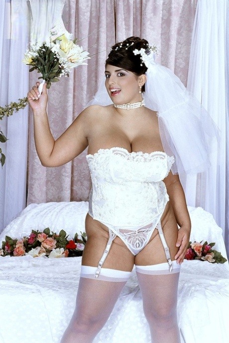 Curvy bride Kerry Marie lets out her huge naturals & slides a toy in her twat