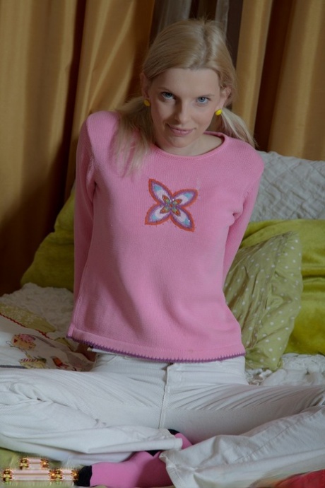 Blue-eyed teen Danna spreads her legs wide to get her ass filled with a dick