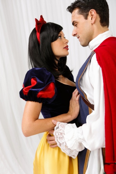 Big titted pornstar Riley Steele gets fucked hardcore as Snow White